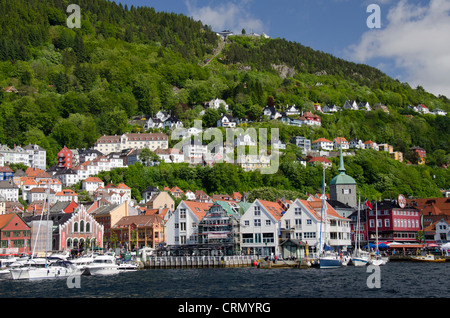 Norvegia, Bergen. Downtown anseatica vecchia area storica di Bryggen, Sito Patrimonio Mondiale dell'UNESCO. Costruzioni di legno lungo il porto. Foto Stock