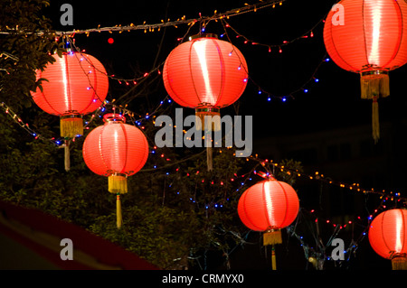 Carta lanterne cinesi appeso nel centro cittadino di Singapore Foto Stock