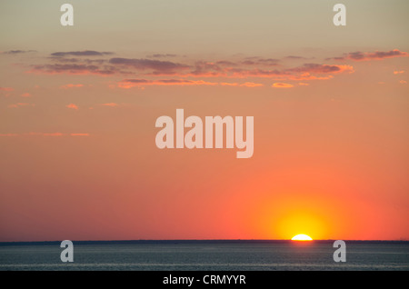 Europa Orientale, Romania. Tramonto sul Mar Nero vicino alla storica città portuale di Constanta. Foto Stock
