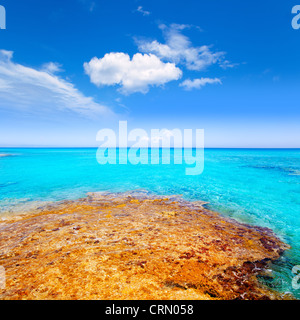 Formentera Es Calo spiaggia con mare turchese in Mediterraneo isole baleari Foto Stock