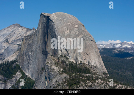 Una veduta panoramica di Half Dome dal punto ghiacciaio, Yosemite National Park, California, Stati Uniti d'America in giugno Foto Stock