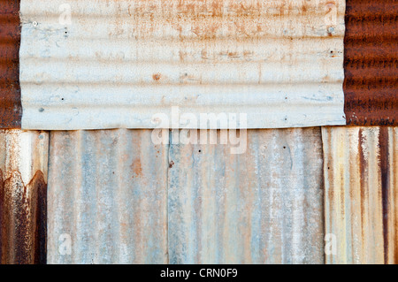 Metallo arrugginito sullo sfondo di ferro corrugato e lo stagno con i rivetti Foto Stock