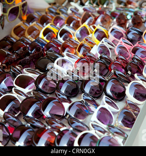 Moda occhiali da sole righe in negozio outdoor display pattern Foto Stock