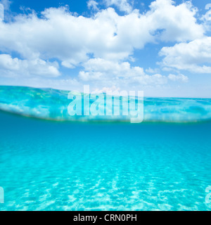 Isole Belearic turchese del mare sotto più in fuori linea di galleggiamento spiaggia tropicale Foto Stock