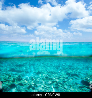 Isole Belearic turchese del mare sotto più in fuori linea di galleggiamento spiaggia tropicale Foto Stock