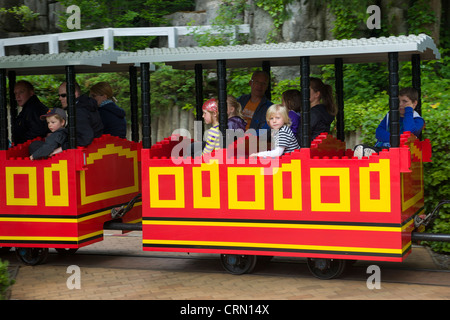 I turisti a cavallo sul treno Lego, Legoland a Billund, Danimarca Foto Stock