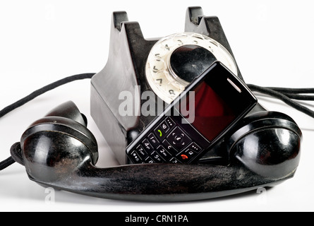 Foto del telefono moderno e un telefono cellulare vecchio a confronto con se stessi. Foto Stock