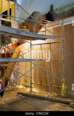 Lavoratore edile con cannello di saldatura e taglio scala in acciaio Foto Stock