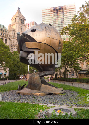 Sfera scultura presso il World Trade Centre Foto Stock