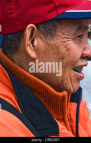 Ritratto di espressiva vecchio uomo asiatico a Hong Kong Cina Foto Stock