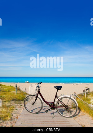 In bicicletta in Formentera spiaggia su isole Baleari a Levante Tanga Est Foto Stock