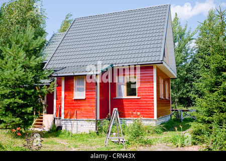 Nuova piccola casa di campagna nel giorno di estate Foto Stock