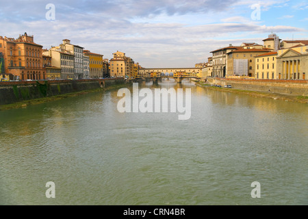 Vista su Ponte Vecchio a Firenze nella serata di sole Foto Stock