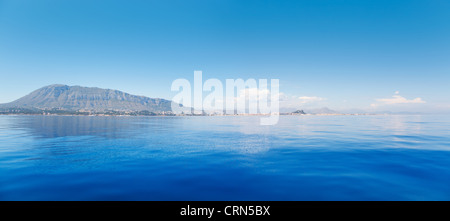 Alicante Denia vista dalla calma blu mare Mediterraneo in Spagna Foto Stock