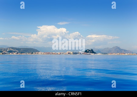 Alicante Denia vista dalla calma blu mare Mediterraneo in Spagna Foto Stock