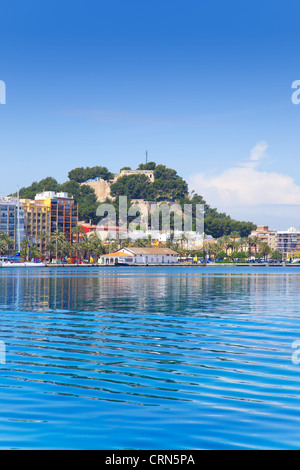 Alicante Denia vista dalla calma blu mare Mediterraneo in Spagna Foto Stock