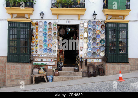 Negozio di souvenir vendita di piastre in ceramica, Ronda, Andalusia, Europa occidentale. Foto Stock