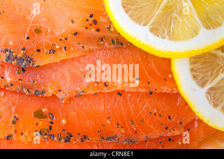 Condite il salmone affumicato con le fette di limone Foto Stock