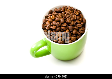 Tazza colorata con i chicchi di caffè su sfondo bianco Foto Stock