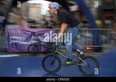 Prestazioni estreme di ciclisti e skaters al Red Bull MOBILE Street attacco. Katowice in Polonia. Foto Stock