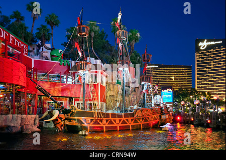 LAS VEGAS, USA - 15 GIUGNO 2012: Spettacolo delle Sirene al Treasure Island Hotel Casino di notte Foto Stock