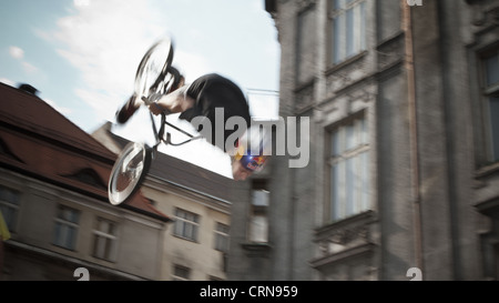 Prestazioni estreme di ciclisti e skaters al Red Bull MOBILE Street attacco. Katowice in Polonia. Foto Stock