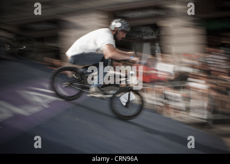 Prestazioni estreme di ciclisti e skaters al Red Bull MOBILE Street attacco. Katowice in Polonia. Foto Stock