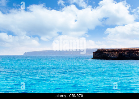 Formentera Punta Prima nelle Isole Baleari di Spagna vista dal mare Foto Stock