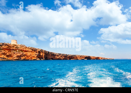 Formentera Caf des Forat con torre rotonda vista dal mare barca Foto Stock