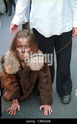 Fifi Parade di Berlino: giovane donna vestita come un cane Foto Stock