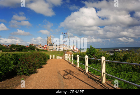 Una vista della città costiera di Cromer, Norfolk, Inghilterra, Regno Unito, dall'East Cliff di sentiero. Foto Stock