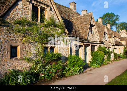 Famosa fila di tessitori cottages,Arlington fila,costruito nel 1380 come lana monastica store. Bibury Cotswolds Gloucestershire England Regno Unito Foto Stock