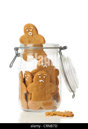 Gingerbread Man per sfuggire alla giara di cookies su sfondo bianco Foto Stock