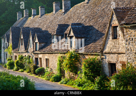 Famosa fila di tessitori cottages,Arlington fila,costruito nel 1380 come lana monastica store. Bibury Cotswolds Gloucestershire England Regno Unito Foto Stock