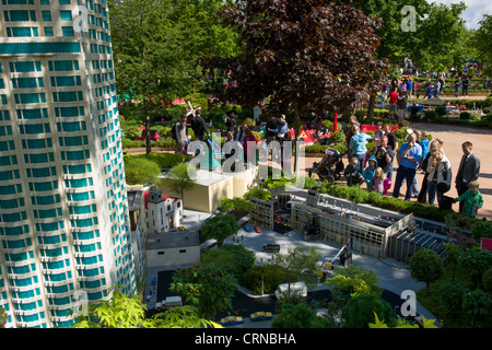 I turisti alla ricerca di Lego a torre, Miniland, Legoland a Billund, Danimarca Foto Stock
