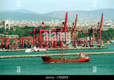 Nave da carico sul lo stretto del Bosforo, Istanbul Foto Stock