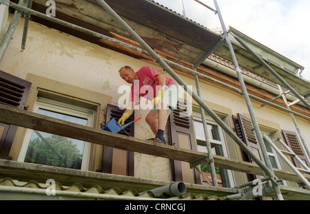 L uomo nella sua propria casa ristrutturazione Foto Stock