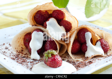 Pancake con panna montata, fragole e salsa al cioccolato. Vista dall'alto.  Colazione dolce per famiglie con pancake Foto stock - Alamy