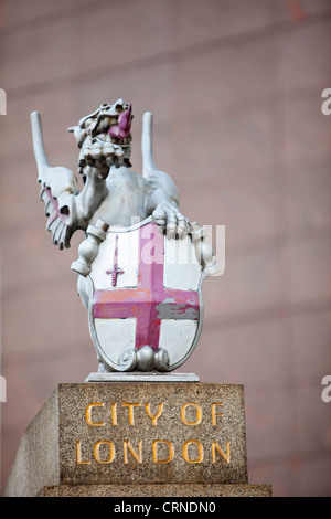 Statuetta di un drago tenendo uno scudo segnando l'ingresso nella città di Londra il London Bridge. Foto Stock