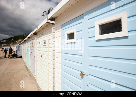 Fronte mare cabine sulla spiaggia, sul lungomare di Lyme Regis, Dorset, parte del sito del patrimonio mondiale, Jurassic Coast. Foto Stock