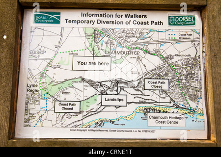 Un segno su una diversione a causa di smottamenti lungo la costa sud occidentale percorso tra Lyme Regis e Charmouth. Foto Stock