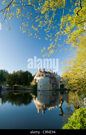 Scotney Castle, il trecentesco castello medievale riflesso nel fossato. Foto Stock