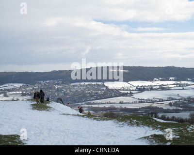 Neve invernale di bagno e nord-est Somerset walkers sul Solsbury Hill England Regno Unito Foto Stock