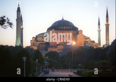 La Basilica di Santa Sofia a Istanbul all'alba Foto Stock