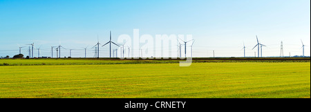 Una vista panoramica delle turbine eoliche e cavi di energia elettrica nei pressi di Romney Marsh. Foto Stock