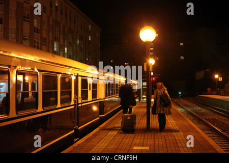 Passeggeri accanto al Transcantabrico il treno che viaggia in Spagna settentrionale. Foto Stock