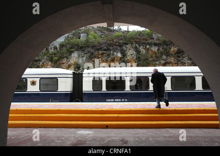 Transcantabrico il treno che viaggia in Spagna settentrionale. Foto Stock