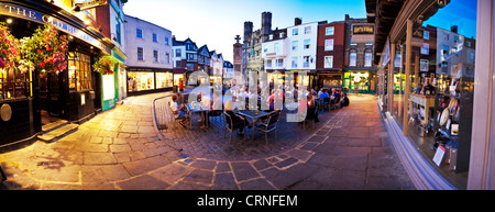 Una vista panoramica della gente seduta fuori a bere in Buttermarket a Canterbury. Foto Stock