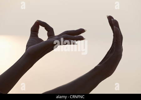 Dettaglio di una mano femmina formando un Mudra gesto utilizzato nella pratica dello yoga e meditazione Foto Stock