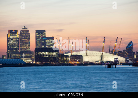Una vista sul fiume Tamigi verso l'O2 Arena e Canary Wharf al tramonto. Foto Stock